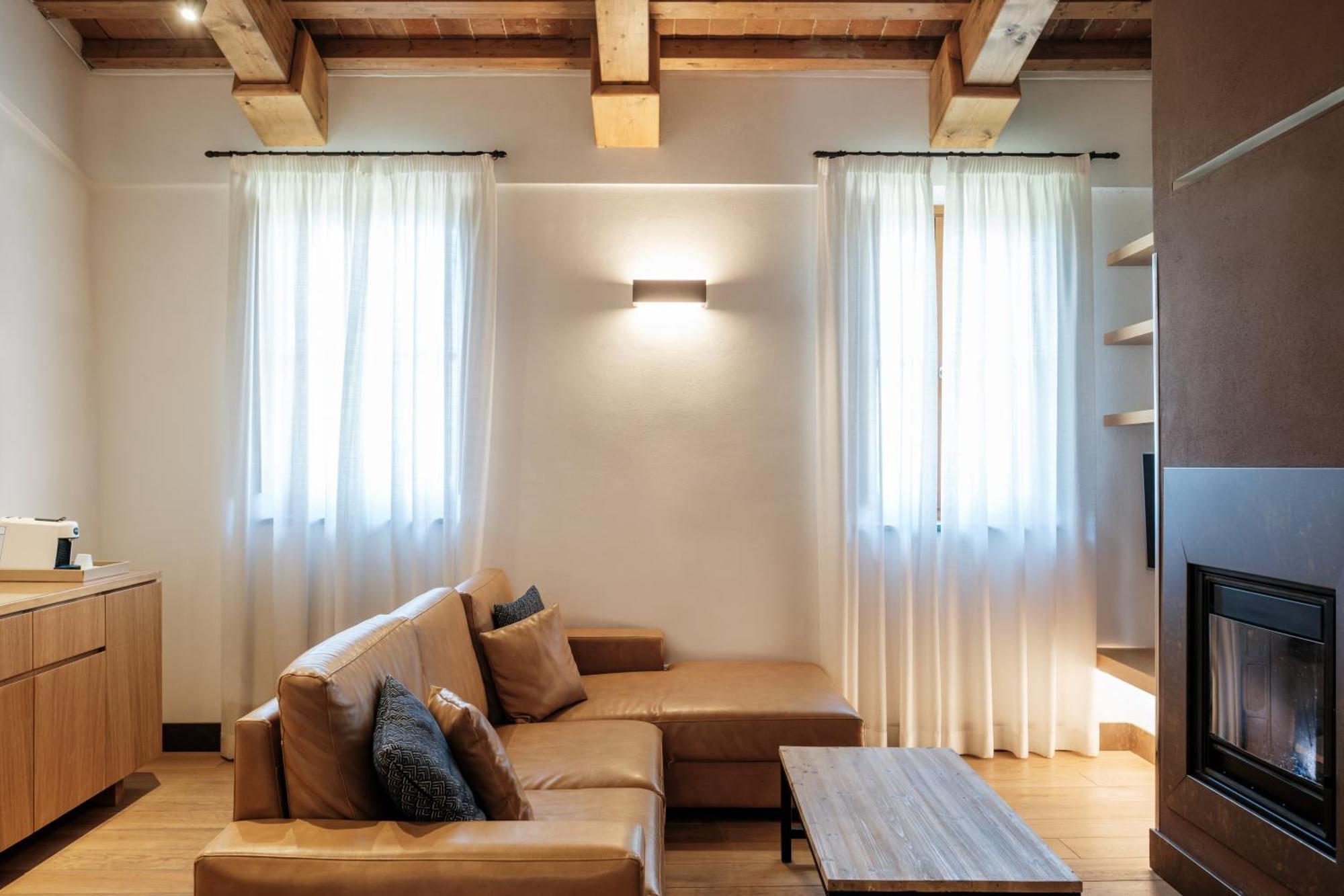 Villa Tolomei Hotel&Resort Firenze Esterno foto A living room with a fireplace