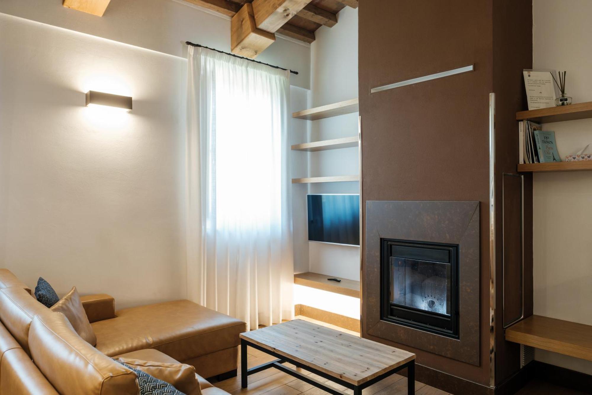 Villa Tolomei Hotel&Resort Firenze Esterno foto A living room with a fireplace
