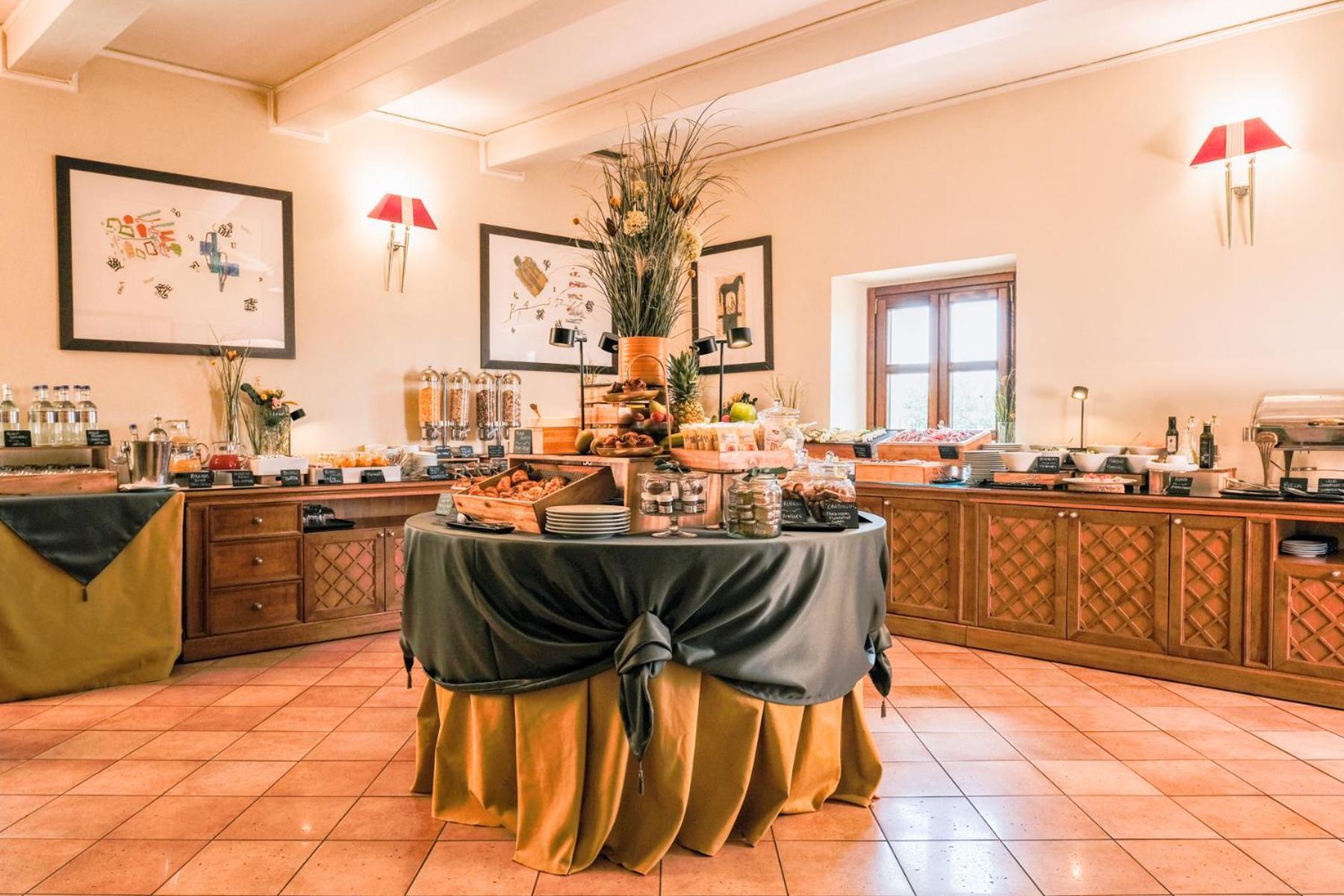 Villa Tolomei Hotel&Resort Firenze Esterno foto A buffet at a hotel